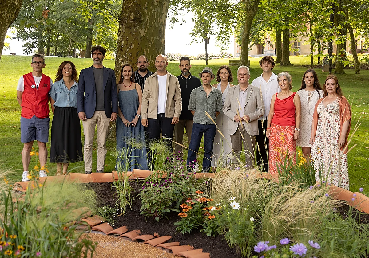 Presentación del proyecto BiArtEKO Mugi en Donostia, con representantes de Donostiako Udala, el diputado de Sostenibilidad José Ignacio Asensi y entidades colaboradoras junto a una zona ajardinada de biodiversidad urbana.